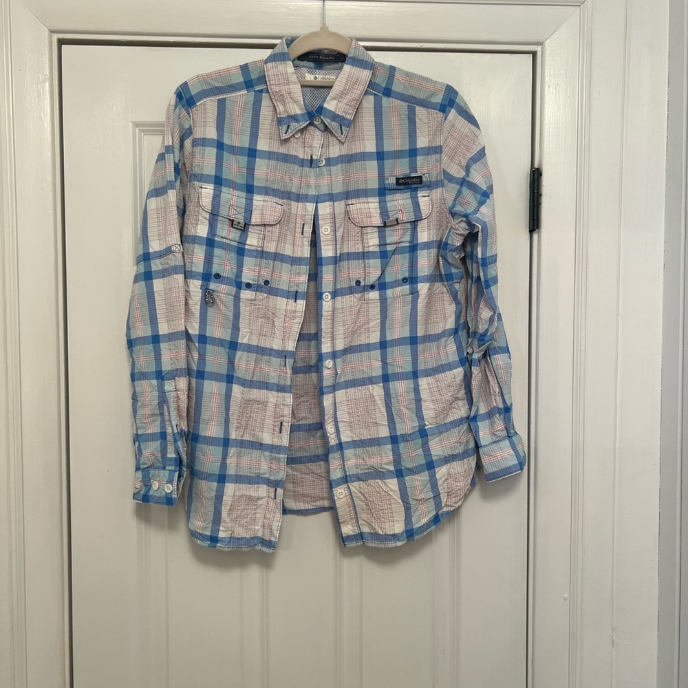 WOMENS COLUMBIA BUTTON UP LIKE NEW SIZE MEDIUM